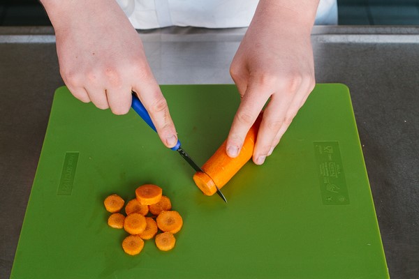Wortel in julienne snijden
